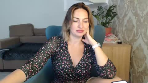 Snapshot of mallinia chatting on 10.13.25 mallinia online show from 10.13.25