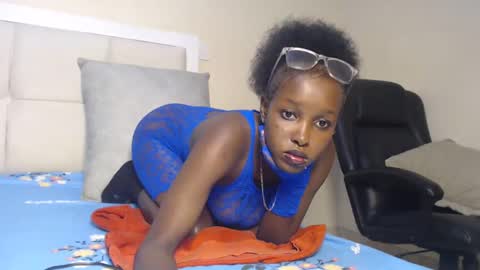 Snapshot of mamaapussy chatting on 02.11.25 mamaa online show from 02.11.25