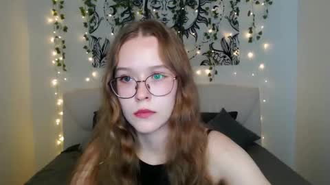 Snapshot of mandymilson chatting on 09.18.25 Mandy online show from 09.18.25