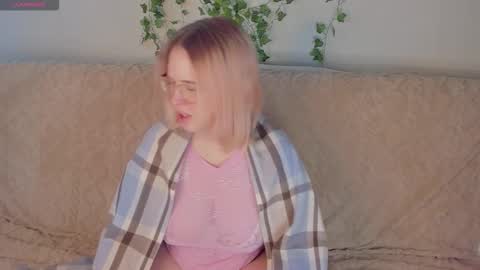 manic_pixie_ online show from 09.28.25