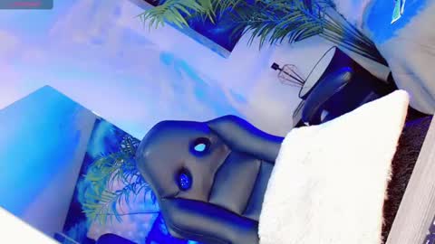 Manuela Kingsley online show from 03.08.25