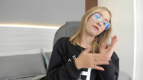 Snapshot of mara_33 chatting on 12.16.25 mara_33 online show from 12.16.25