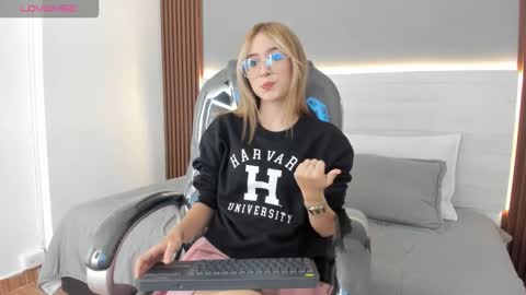 Snapshot of mara_33 chatting on 12.18.25 mara_33 online show from 12.18.25