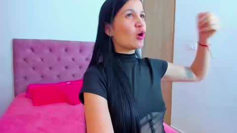 Mara hanson  online show from 09.19.25