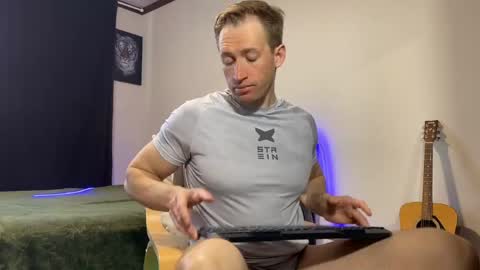 Snapshot of marc105100 chatting on 04.28.26 alex marvelxx online show from 04.28.26