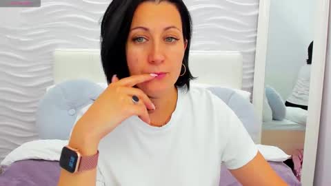 Snapshot of margobloom chatting on 09.27.25 Margo online show from 09.27.25