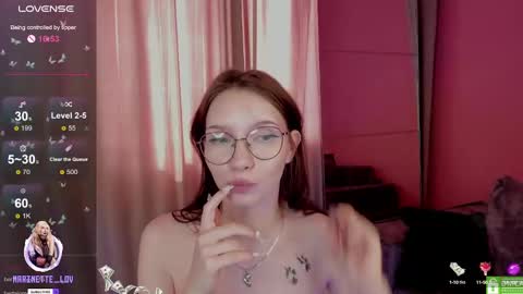 Snapshot of mari_nett chatting on 03.10.25 mari_nett online show from 03.10.25