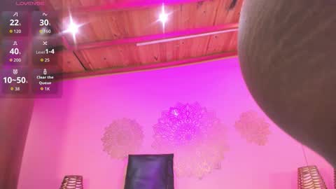 Snapshot of marian_reynolds chatting on 10.31.25 Marian Reynolds online show from 10.31.25