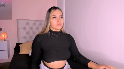 Mariana Roe online show from 12.29.24