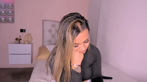 Mariana Roe online show from 01.25.25