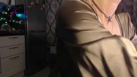 Snapshot of mariana_mur chatting on 12.18.25 MarianaMur online show from 12.18.25