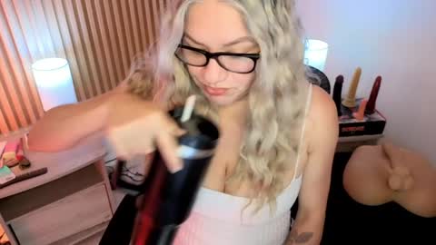 Snapshot of marianl0ve chatting on 04.13.26 Marian Love online show from 04.13.26