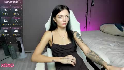 Snapshot of mariella__adams chatting on 10.11.25 Maria  online show from 10.11.25