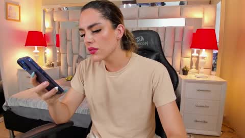 Snapshot of mariiahneedles chatting on 12.21.24 mariiahneedles online show from 12.21.24