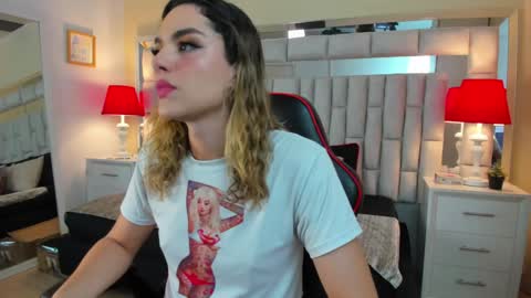 Snapshot of mariiahneedles chatting on 01.10.25 mariiahneedles online show from 01.10.25