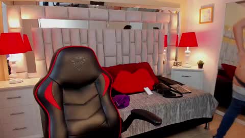 Snapshot of mariiahneedles chatting on 02.14.25 mariiahneedles online show from 02.14.25