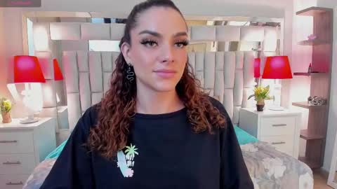 Snapshot of mariiahneedles chatting on 10.08.25 mariiahneedles online show from 10.08.25