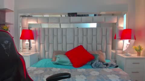 Snapshot of mariiahneedles chatting on 10.17.25 mariiahneedles online show from 10.17.25