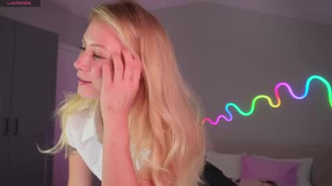 Snapshot of marisii chatting on 04.10.26 Mary online show from 04.10.26