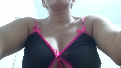 Snapshot of mariska_69 chatting on 09.18.25 mariska_69 online show from 09.18.25