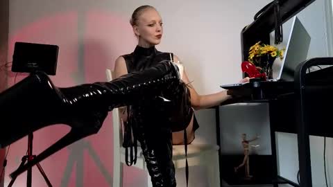 Ultimate Goddess online show from 10.04.25