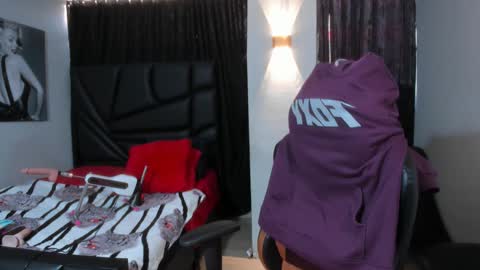 Snapshot of martina_foxy_ chatting on 01.13.25 MARTINA online show from 01.13.25