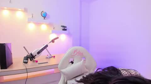 Snapshot of martina_foxy_ chatting on 10.18.25 MARTINA online show from 10.18.25