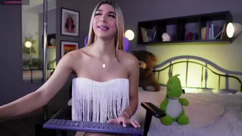 Snapshot of martinaa_rose chatting on 06.18.26 martinaa_rose online show from 06.18.26