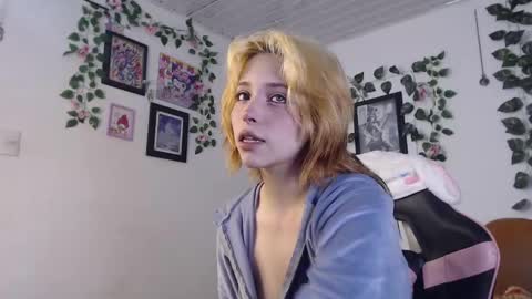 Snapshot of mary_janness chatting on 01.17.25                      100   online show from 01.17.25