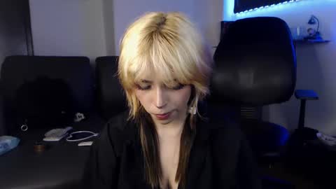 Snapshot of mary_janness chatting on 02.21.25                      100   online show from 02.21.25