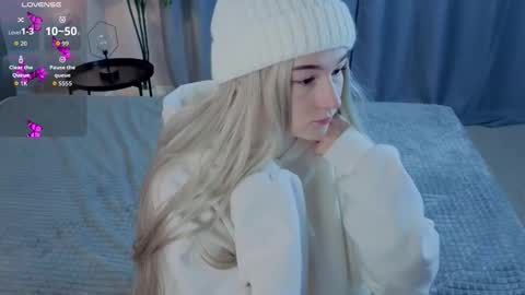 Snapshot of mary_smit chatting on 10.26.25 mary online show from 10.26.25