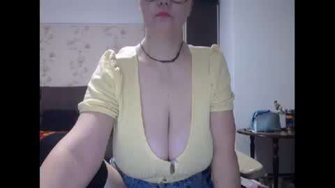 Snapshot of mary_x chatting on 01.06.25 Mary online show from 01.06.25