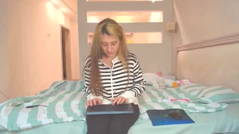 Snapshot of marya442004 chatting on 10.17.25 marya442004 online show from 10.17.25