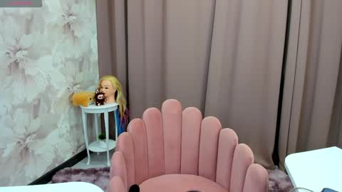 Snapshot of maryy_senn chatting on 10.10.25 Luucy UTC1 Mon Tue Wed Thu Fri 0500-1130 online show from 10.10.25