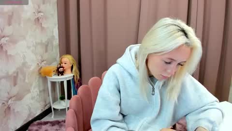 Snapshot of maryy_senn chatting on 10.14.25 Luucy UTC1 Mon Tue Wed Thu Fri 0500-1130 online show from 10.14.25