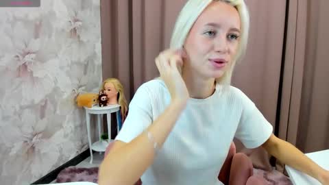 Snapshot of maryy_senn chatting on 10.15.25 Luucy UTC1 Mon Tue Wed Thu Fri 0500-1130 online show from 10.15.25