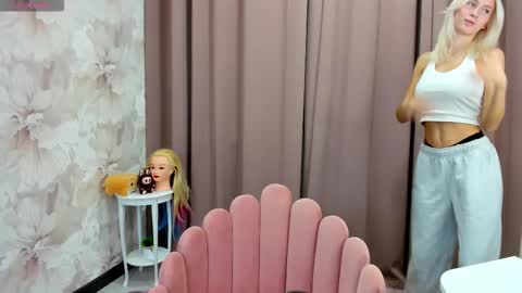 Snapshot of maryy_senn chatting on 10.16.25 Luucy UTC1 Mon Tue Wed Thu Fri 0500-1130 online show from 10.16.25