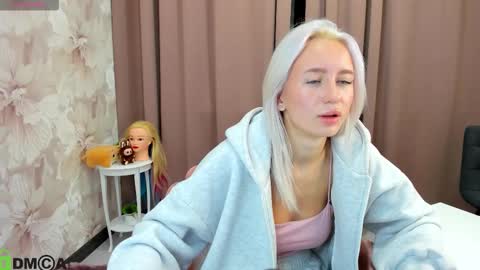 Snapshot of maryy_senn chatting on 10.21.25 Luucy UTC1 Mon Tue Wed Thu Fri 0500-1130 online show from 10.21.25