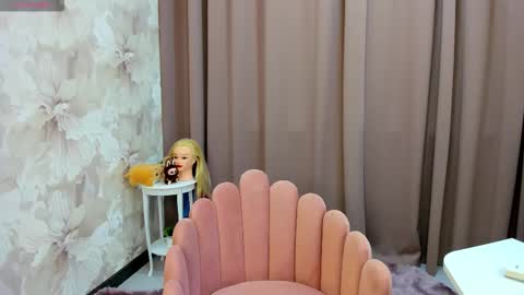 Snapshot of maryy_senn chatting on 10.22.25 Luucy UTC1 Mon Tue Wed Thu Fri 0500-1130 online show from 10.22.25