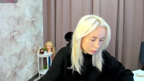 Snapshot of maryy_senn chatting on 10.27.25 Luucy UTC1 Mon Tue Wed Thu Fri 0500-1130 online show from 10.27.25