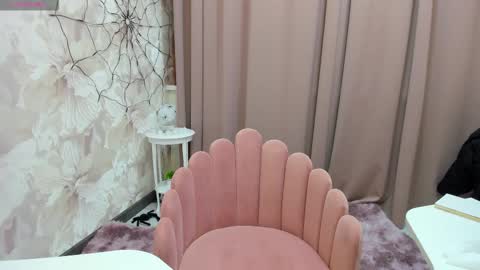 Snapshot of maryy_senn chatting on 10.31.25 Luucy UTC1 Mon Tue Wed Thu Fri 0500-1130 online show from 10.31.25