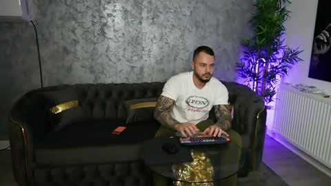 Snapshot of masterkingmuscle chatting on 04.01.26 masterkingmuscle online show from 04.01.26