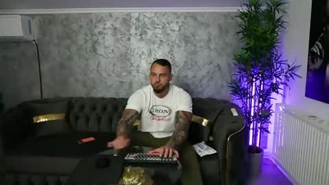 Snapshot of masterkingmuscle chatting on 04.30.26 masterkingmuscle online show from 04.30.26