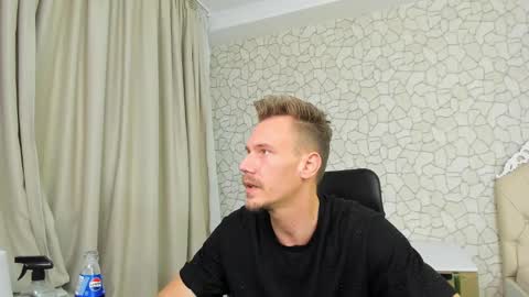 Snapshot of mateobenjamin chatting on 12.19.24 MateoBenjamin online show from 12.19.24