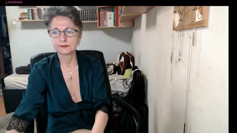 maturekate online show from 10.31.25