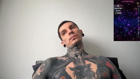 Snapshot of max_reaves chatting on 02.08.25 online show from 02.08.25