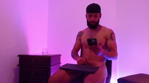 Snapshot of max_xl_ chatting on 01.28.25 max_xl_ online show from 01.28.25