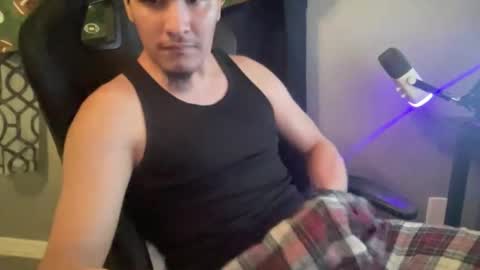 Snapshot of maxfreaky407284 chatting on 12.21.25 perezcouple online show from 12.21.25