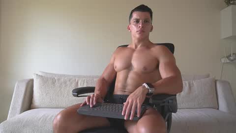 Snapshot of maximohoot chatting on 09.16.25 Sebastian online show from 09.16.25