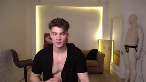 Snapshot of maxkaiden chatting on 02.14.25 MaxKaiden online show from 02.14.25
